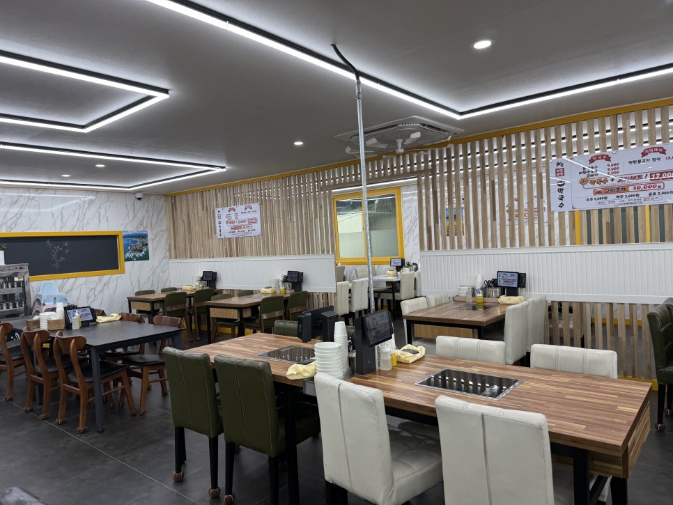 테이블이 넉넉하게 배치된 내부